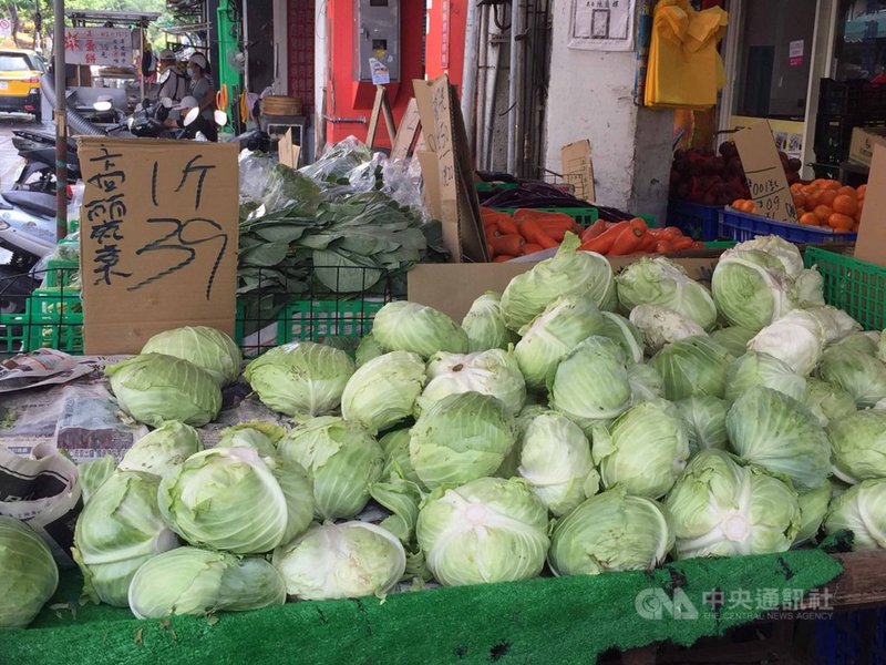 烟花颱風即將來襲,21日台北果菜批發市場整體蔬菜交易均價每公斤新台幣40元,持續走高;不過傳統市場菜價還沒上揚,高麗菜每台斤39元。中央社記者楊淑閔攝 110年7月21日
