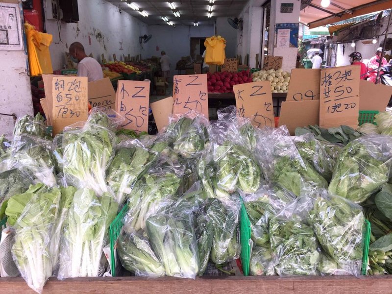 烟花颱風即將來襲,21日台北果菜批發市場整體蔬菜交易均價每公斤新台幣40元,持續走高;走訪傳統市場,短期葉菜仍有2包50元,零售價還沒上漲。中央社記者楊淑閔攝 110年7月21日