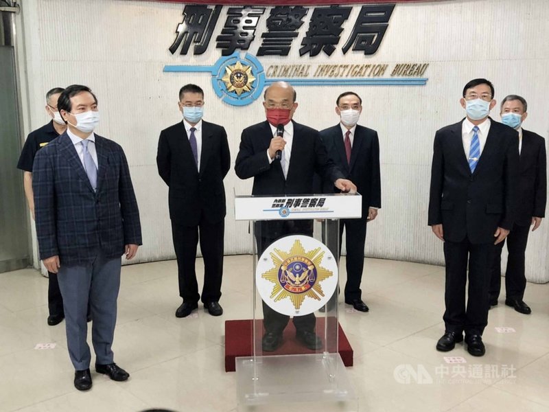警政署刑事局21日公布5月迄今掃黑緝毒成果,共查獲包括竹聯幫、天道盟等在內幫派組織40件、290人,查扣11把槍枝、各類毒品45公斤;行政院長蘇貞昌(前中)、內政部長徐國勇(後左2)等人到場視察及勉勵。前左為行政院發言人羅秉成。(刑事局提供)中央社記者黃麗芸傳真 110年7月21日
