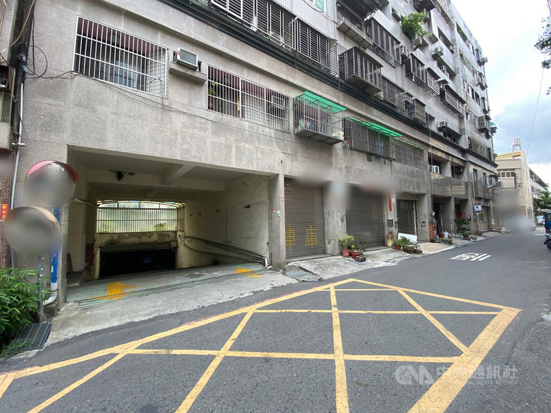 朱姓男子欠稅遭裁罰,行政執行署拍賣朱男名下位於彰化員林市某花園大廈持分的7.72坪土地,土地歷經10年15次拍賣都乏人問津,直到第16次拍賣才由大廈全體住戶以新台幣25萬餘元買下。(行政執行署提供)中央社記者吳哲豪傳真 110年7月21日