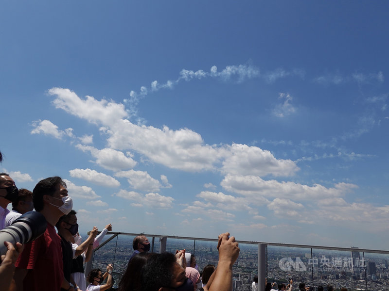 東京奧運將於23日開幕,日本航空自衛隊飛行表演隊「藍色衝擊波」日前從宮城縣東松島來到埼玉縣入間基地,預定23日正式表演。21日在東京上空預演。中央社記者楊明珠東京攝 110年7月21日