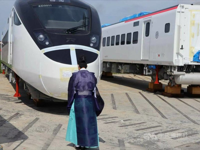 台鐵新城際列車EMU3000共有50列,首列將於30日抵達台灣,製造廠日本日立製作所21日在日本山口縣下松市舉行啟運前「安全祈願」儀式。(台鐵提供)中央社記者汪淑芬傳真 110年7月21日