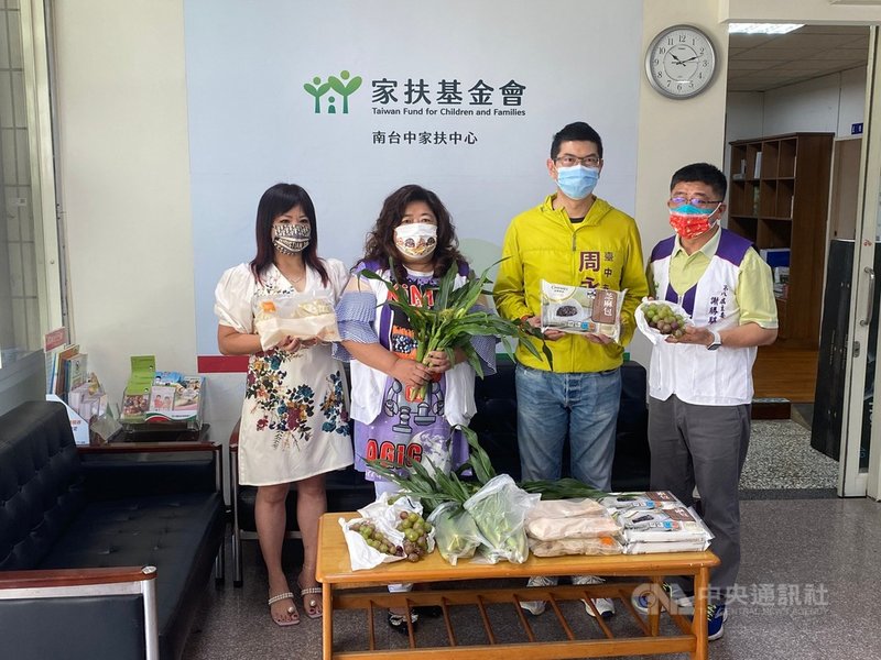 民進黨籍台中市議員周永鴻(右2)與勝騏食品負責人謝勝騏(右)共同捐贈冷凍食品、葡萄、玉米筍等物資供南台中家扶中心。(市議員周永鴻提供)中央社記者趙麗妍傳真 110年7月21日