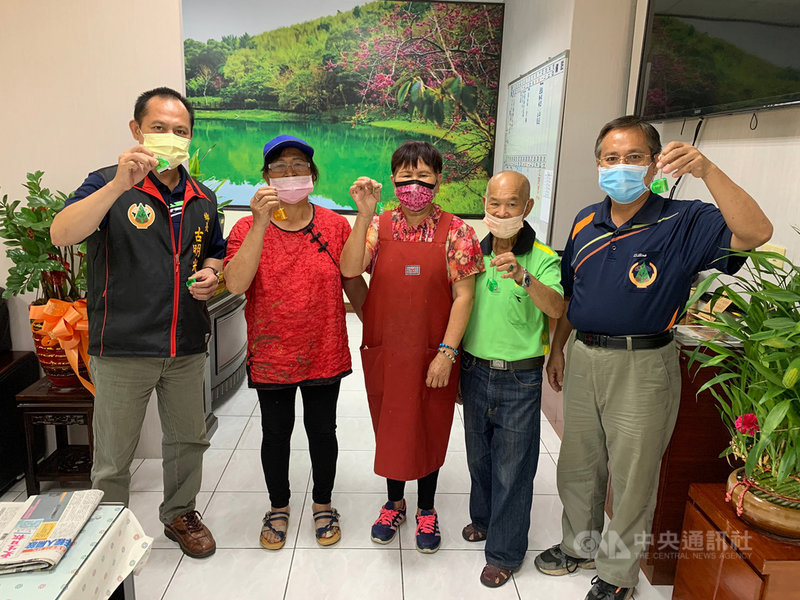 花蓮縣萬榮鄉長古明光(左)表示,考量鄉內原住民長者居多,家人多半在外工作,長者外出採購、辦事,需依靠店員協助實聯制,公所編列預算,為全鄉551名65歲以上長者製作實聯制連續章,刻有長者姓名、電話,附上鑰匙圈方便攜帶,21日起由村長、村幹事協助至各家戶發送。(萬榮鄉公所提供)中央社記者張祈傳真 110年7月21日