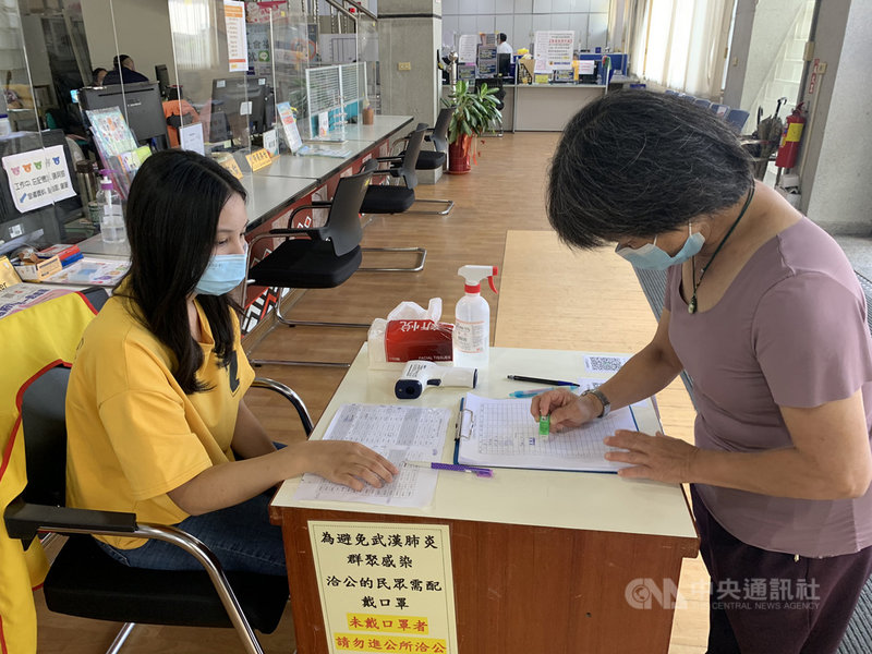 民眾於疫情3級警戒期間,外出不論去哪裡都要遵守登記實聯制,花蓮縣萬榮鄉公所特別為65歲以上長者製作「實聯制連續章」,解決部分長者不會書寫的困擾。(萬榮鄉公所提供)中央社記者張祈傳真 110年7月21日