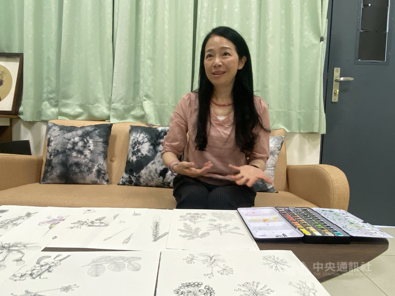 台東女中教師康毓庭從事教職20年,致力提升學生術科能力,「喜歡有熱忱的學生,零基礎也沒關係」,她說東女學生大多沒有美術基礎,從零開始培養,就學成績一樣亮眼,而她今年更獲教育部110年師鐸獎肯定。(台東女中提供)中央社記者李先鳳傳真 110年7月21日