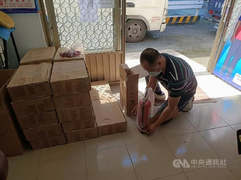南投縣信義鄉共14村、20個社區,面積比桃園市還廣,但全鄉只有2支消防分隊駐守,有些地方發生火警很難在第一時間撲滅;鄉公所檢討各村落滅火器過期情形,特別編列預算,先購置800多支滅火器,日前陸續發放到各村。(信義鄉公所提供)中央社記者蕭博陽南投縣傳真 110年7月21日