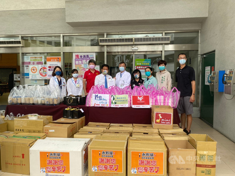 台南市議會議長郭信良(左4)和多名市議員21日前往永康區奇美醫院捐贈護手霜、便當與飲料等物資,希望醫護人員救人之餘也要愛護自己。(台南市議員陳怡珍提供)中央社記者張榮祥台南傳真 110年7月21日