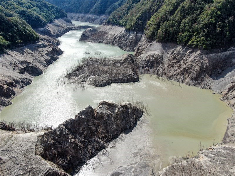 德基水庫5月12日蓄水率降至2.77%,水位1325.59公尺。圖為5月德基水庫集水區多處河床裸露的情形。中央社記者王騰毅攝 110年5月12日