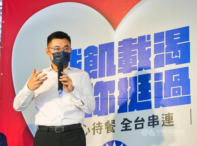 國民黨21日舉行「載飢載渴 伴你挺過 愛心待餐 全台串連」記者會,黨主席江啟臣(圖)出席,說明國民黨發起「愛心待用餐」計畫,盼幫助經濟弱勢民眾溫飽,同時替提供代用餐的愛心店家增加收入,互助雙贏。中央社記者謝佳璋攝 110年7月21日