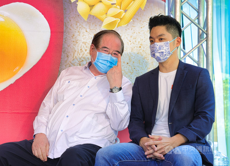 國民黨21日舉行「載飢載渴,伴你挺過。愛心待餐 全台串連」記者會,國民黨祕書長李乾龍(左)和國民黨立委蔣萬安(右)席間交換意見。中央社記者謝佳璋攝 110年7月21日