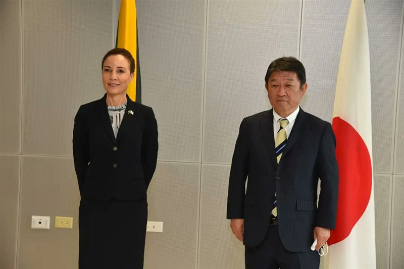 日本外務大臣茂木敏充(右)21日與牙買加外交部長卡米娜.史密斯(Kamina J. Smith)會面。(圖取自twitter.com/mfaftja)