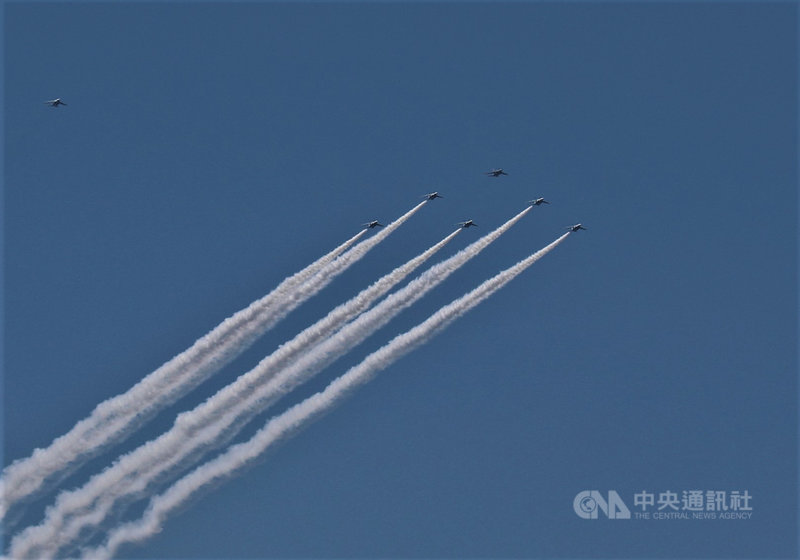 日本航空自衛隊飛行表演隊「藍色衝擊波」21日在東京上空進行預演。23日配合東奧開幕,將正式在東京上空噴出象徵世界五大洲團結的奧運五彩五環圖樣。中央社記者楊明珠東京攝 110年7月21日