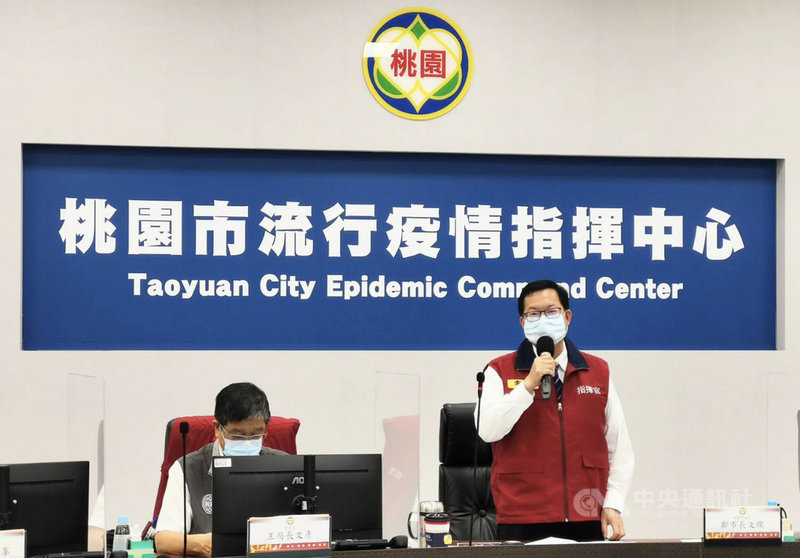桃園市7月21日新增5例本土個案,個案數全台第二。市長鄭文燦(右)主持線上記者會,說明疫情及相關疫調足跡。(桃園市政府提供)中央社記者葉臻傳真 110年7月21日