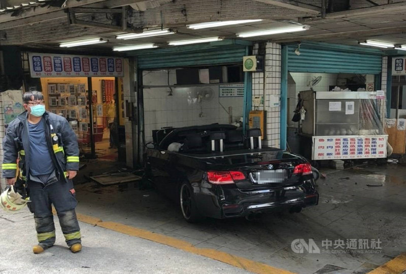 新北中和敞篷車碰撞後衝進小吃店5傷送醫 社會 中央社cna