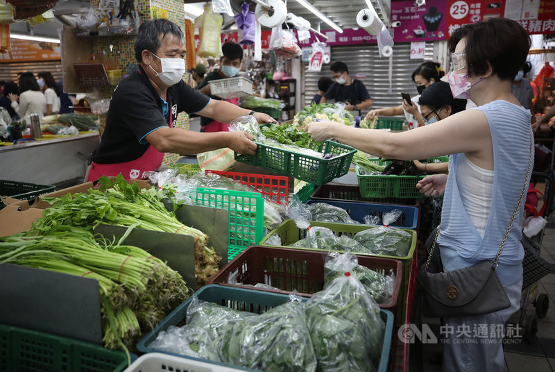 台北果菜批發市場21日整體蔬菜交易均價每公斤新台幣40元,持續走高;反彈上漲是因為烟花颱風來前的市場預期心理所致,估計颱風過後交易均價就會逐漸回穩。圖為21日民眾上市場採買。中央社記者張新偉攝 110年7月21日