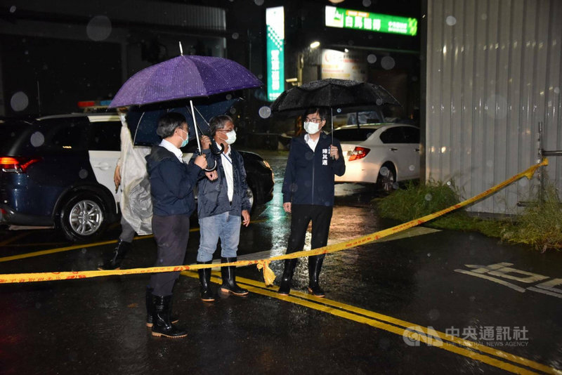 高雄連日豪雨造成多處積淹水,市長陳其邁(右)20日視察積水狀況,並指示水利局針對易積淹水區域積極研擬改善對策。(高雄市水利局提供)中央社記者蔡孟妤傳真 110年7月21日