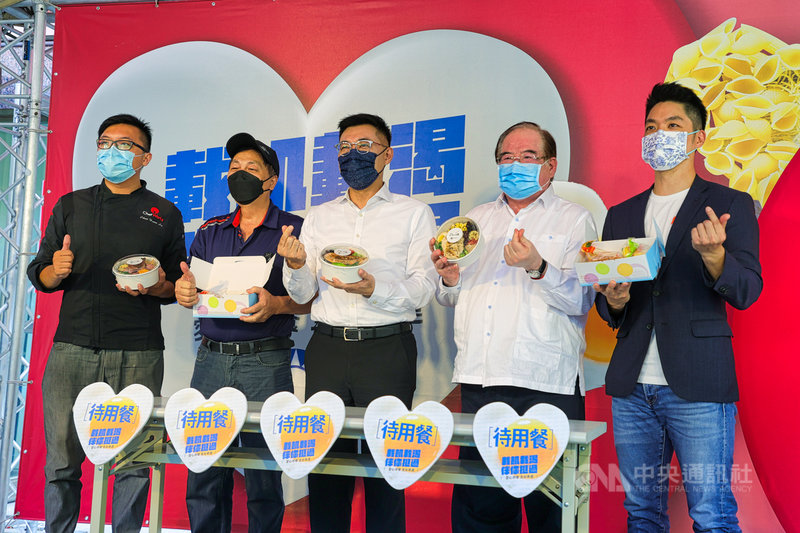 國民黨21日舉行「載飢載渴,伴你挺過。愛心待餐 全台串連」記者會,國民黨主席江啟臣(中)、祕書長李乾龍(右2)、立委蔣萬安(右)等人出席,呼籲社會各界加入「愛心待用餐」計畫,讓有需要的民眾可以免費享用餐點。中央社記者謝佳璋攝 110年7月21日