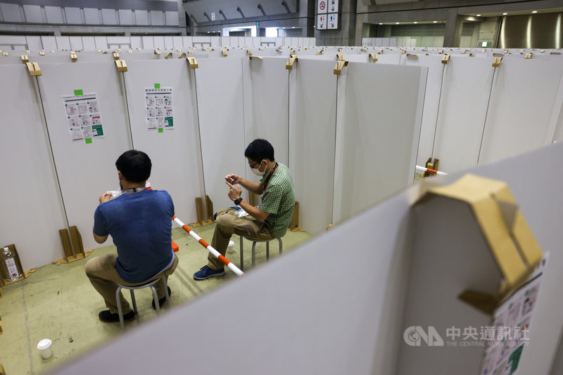 距日本東京奧運開幕進入倒數階段,東京都疫情感染正急速擴大,官方也祭出相關防疫措施。圖為媒體中心唾液採檢處,各國媒體人員均需定期檢測。中央社記者吳家昇攝 110年7月21日