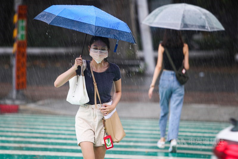 中央氣象局21日更新颱風烟花最新資訊,目前路徑稍微北偏,強度略為增強;北部地區午後風雨明顯增強,氣象局預測22日北部、東北部可能有局部大雨,23日則有豪雨發生的機會。中央社記者王騰毅攝 110年7月21日
