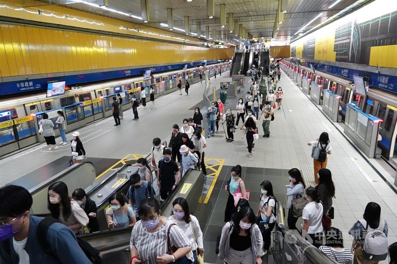 據統計,上週20歲至39歲年輕族群確診比率高達42%。指揮中心指揮官陳時中表示,因年輕人常在外奔波,增加染疫風險。圖為19日微解封後北捷運量逐漸回升。中央社記者鄭傑文攝 110年7月19日