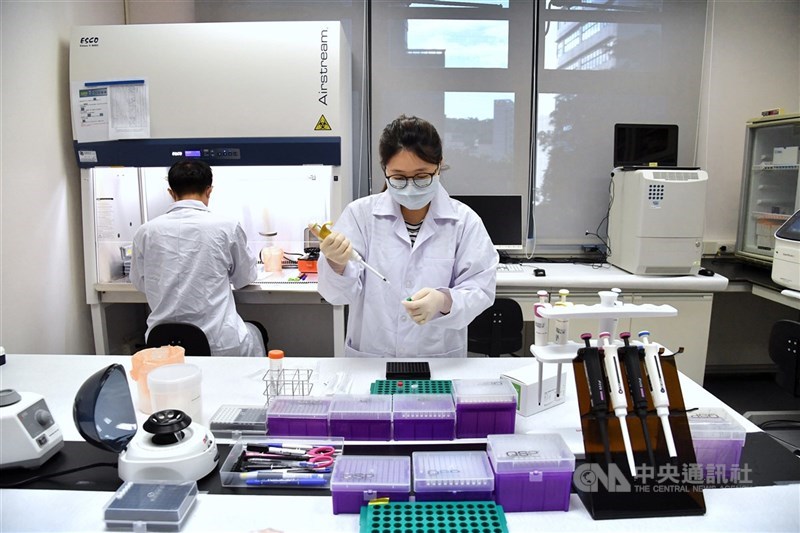 高端疫苗取得EUA的審議資料保密引起質疑,疫情中心指揮官陳時中21日說,預計2週內公布。圖為高端疫苗研究室。(中央社檔案照片)