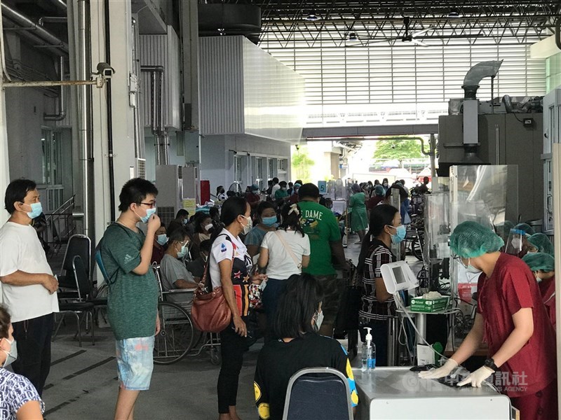 泰國疫情近日以每天新增萬例的速度發展,尤其以曼谷和周邊地區的疫情最嚴重。圖為曼谷17日一處醫院外擠滿檢測人潮。(中央社檔案照片)