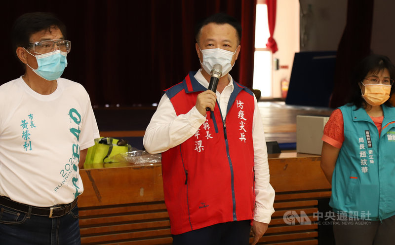 嘉義縣長翁章梁(中)21日視察國小教師接種疫苗時表示,依目前施打狀況,嘉義縣仍有部分疫苗剩餘,與衛生局討論後,於下星期優先開放國中教師施打,讓所有老師在開學前都能完成疫苗接種。中央社記者蔡智明攝 110年7月21日