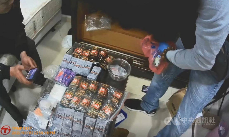 北市警方在疫情期間仍積極出擊,統計今年1月迄今查獲販賣大量毒品即溶包案共計9件,起獲毒品即溶包逾2.2萬包,另破獲4起毒品即溶包分裝場,即時阻斷大量毒品流入市面。(翻攝照片)中央社記者黃麗芸傳真 110年7月21日