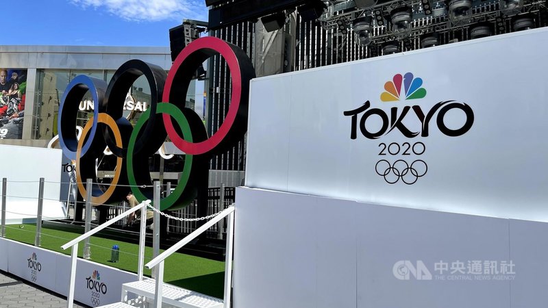 東京奧運7月23日開幕,美國轉播單位NBC在觀光景點設置奧運五環,宣傳賽事。中央社記者林宏翰洛杉磯攝 110年7月21日