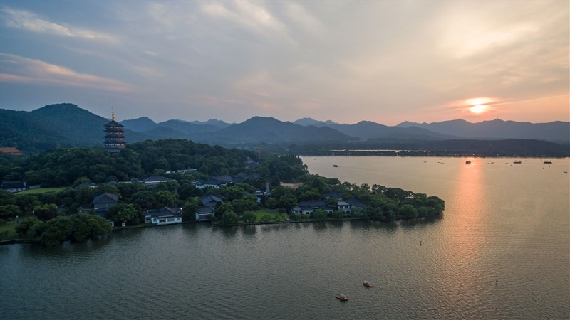 中國鄭州市3天內降下的雨量,約等於將317個西湖倒進鄭州。圖為西湖。(圖取自維基共享資源;作者PromoteMyCity,CC BY-SA 4.0)