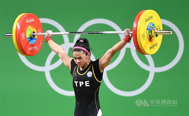 舉重女將許淑淨在2016里約奧運（53公斤級），靠著教練團戰術運用，加上對手自亂陣腳，最後以抓舉100公斤、挺舉112公斤、總和212公斤摘金。（中央社檔案照片）