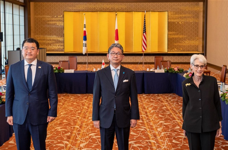 美國副國務卿雪蔓(右)訪問亞洲,20日與日本外務省事務次官森健良(中)及南韓外交部第一次官(副部長)崔鐘建(左)於東京召開3邊會議,會談強調維繫台灣海峽和平穩定的重要性。(圖取自twitter.com/mofa_kr)