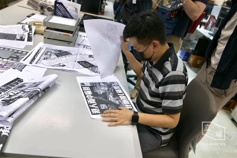 香港多家媒體報導,前蘋果日報執行總編輯林文宗7月21日遭拘捕。圖為6月23日林文宗在香港蘋果日報編輯室改稿。(圖取自立場新聞)