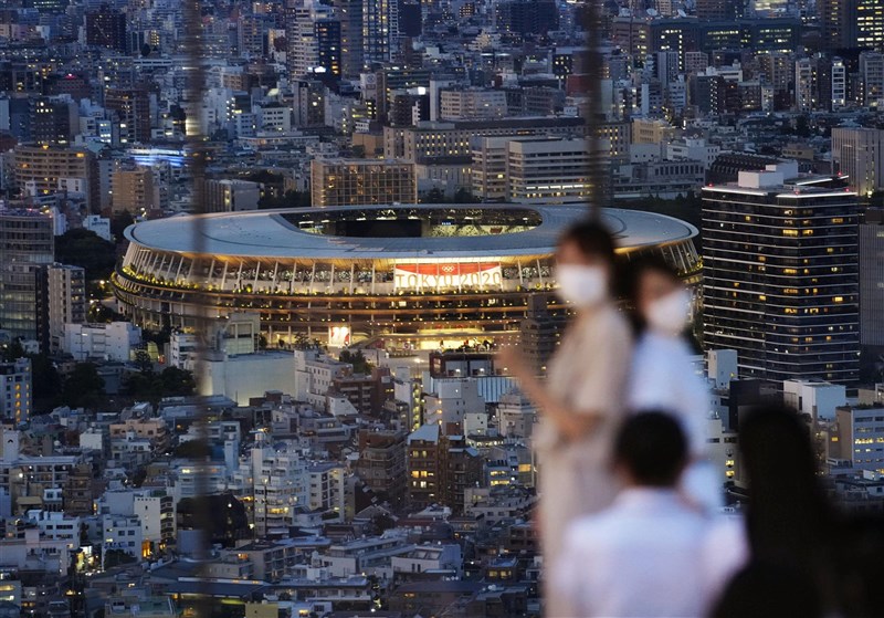 東京奧運將於23日開幕,對於當地COVID-19疫情,東京防疫專家會主任賀來滿夫表示,東京正面臨最大危機。圖為東京民眾在觀景高樓與奧運場館合影。(共同社)