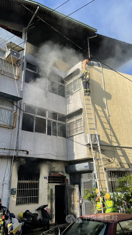 台中市東勢區三民街一處民宅21日上午發生火警,消防人員到場發現,1名年約40歲的男子逃到隔壁4樓頂樓,另1名年約20歲的男子在2樓遮雨棚,立即架梯搶救。(民眾提供)中央社記者趙麗妍傳真 110年7月21日