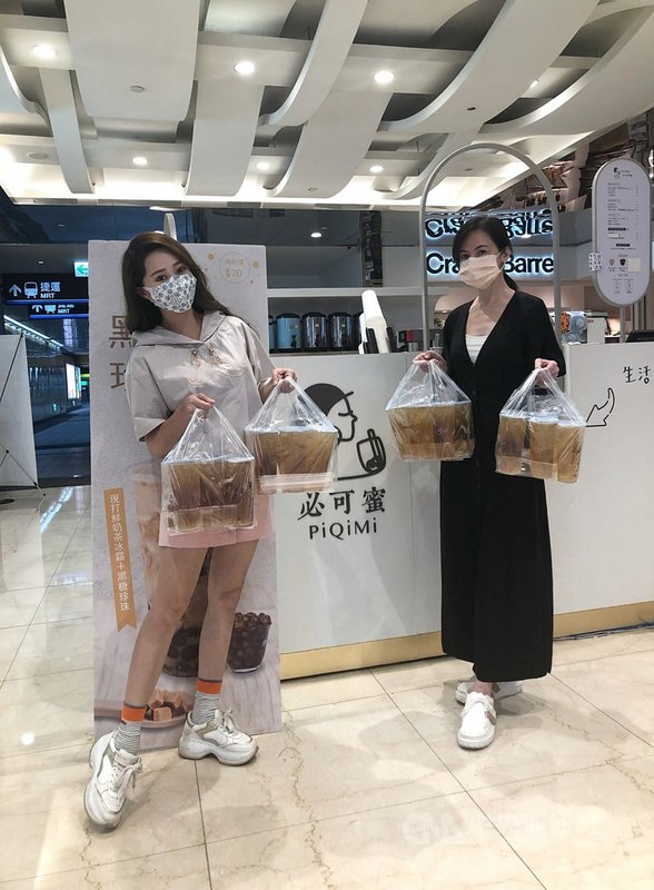 國內COVID-19(2019冠狀病毒疾病)疫情期間,藝人黃露瑤(左)透過經紀人得知藝人簡沛恩(右)經營的飲品店常接獲送暖任務,二話不說地自告奮勇加入外送行列。(楠軒工作室提供)中央社記者葉冠吟傳真 110年7月21日