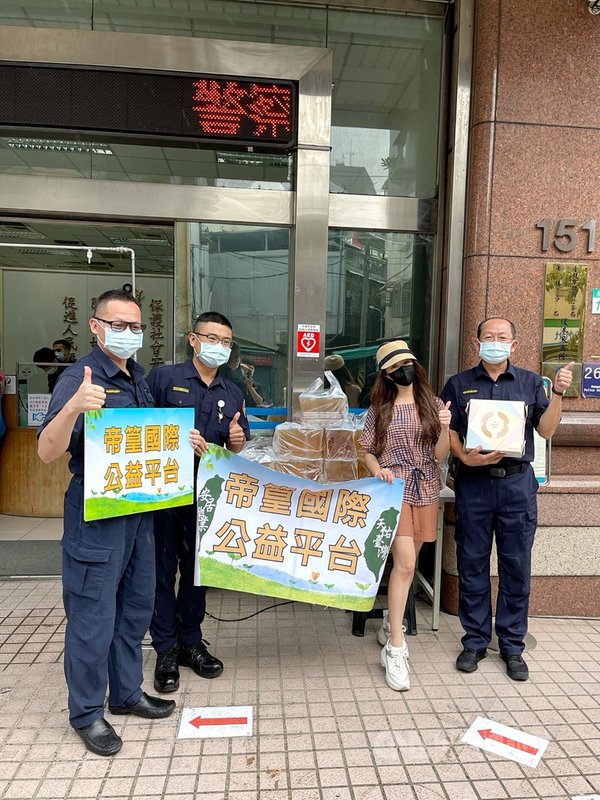 資深藝人黃西田長女黃露瑤(右2)熱心公益,近期當起外送員協助送餐給防疫第一線公務人員。(楠軒工作室提供)中央社記者葉冠吟傳真 110年7月21日