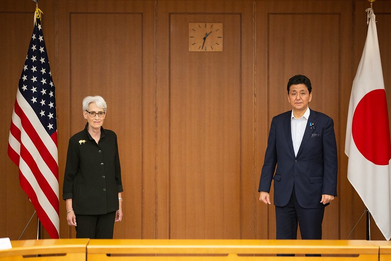 繼美日韓外交高層會議後,美國副國務卿雪蔓(左)21日與日本防衛大臣岸信夫(右)在東京會晤,再次強調台灣海峽和平穩定重要性。(圖取自twitter.com/KishiNobuo)