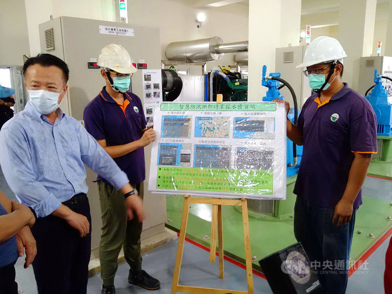 嘉義縣長翁章梁(左)22日冒雨了解沿海地區抽水站、滯洪池防洪準備。翁章梁表示,八二三水患時嘉義縣災情慘重,如今颱風烟花逼近,必須未雨綢繆。中央社記者蔡智明攝 110年7月22日