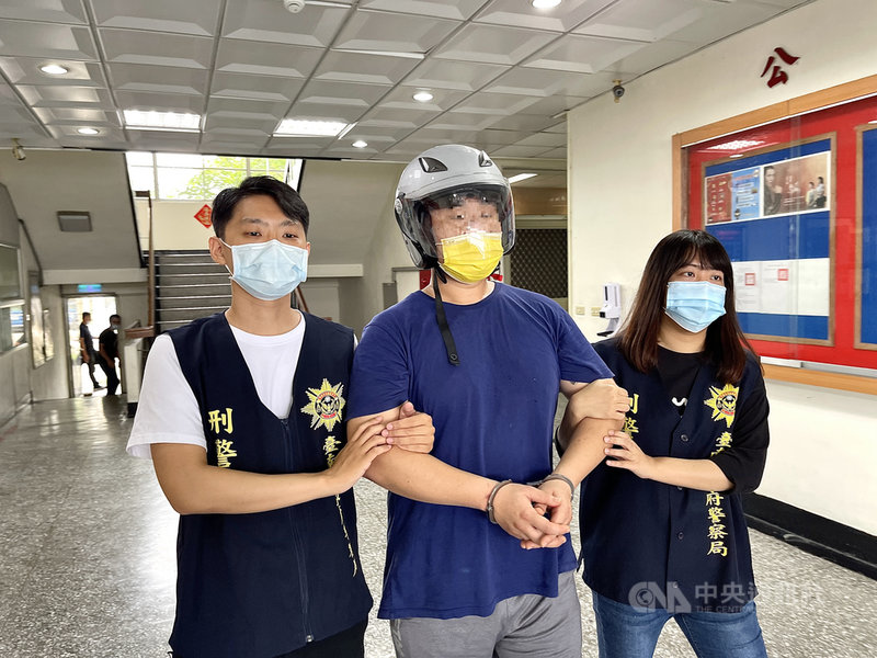 嘉義謝姓男子(中)因毒品案遭通緝,流竄到台南,20 日傍晚在台南市新營區市街遭警方圍捕逮獲,同時在謝男車上起出1支衝鋒槍、1支手槍及裝填2顆子彈的手槍彈匣。(台南市警局提供)中央社記者張榮祥台南傳真 110年7月22日