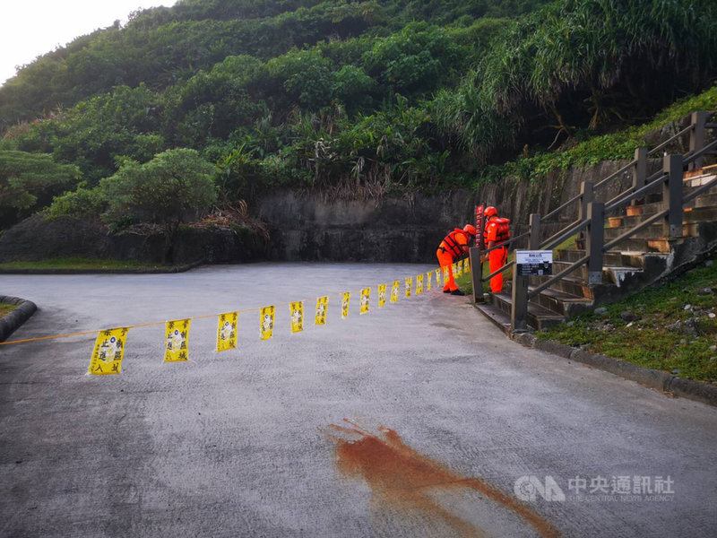 中度颱風烟花逼近,花蓮外海風浪增強,海巡署東部分署第一二岸巡隊22日上午在海岸、海港等警戒區拉設封鎖線,禁止民眾進入。(第一二岸巡提供)中央社記者張祈傳真 110年7月22日