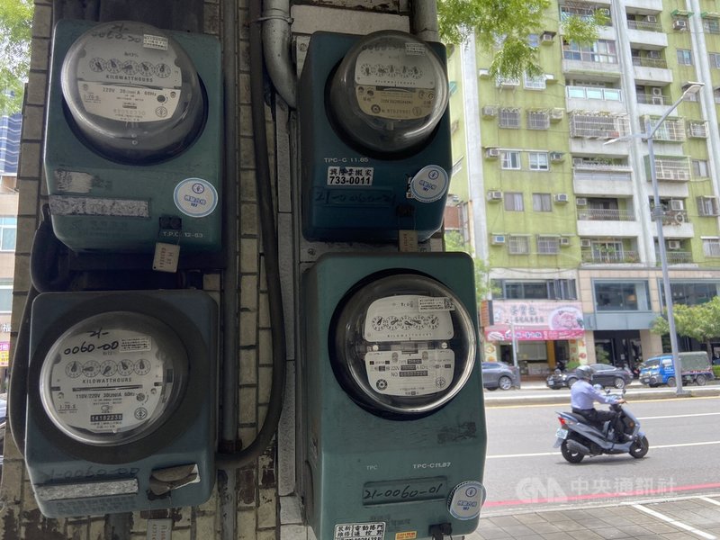 經濟部22日赴行政院會報告「7月暫緩實施住宅夏月電價」,根據經濟部評估後結果,民生用電部分只有單月用電1000度以上用戶,以及超過1000度以外的使用量才會適用夏月電價,其餘住宅用戶將直接取消實施7月夏月電價。中央社記者董俊志攝 110年7月22日
