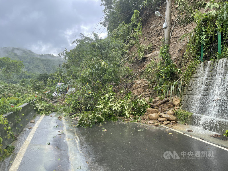 颱風烟花逼近,部分地區受降雨影響交通,新竹縣道122線31公里處22日有土石崩塌,經搶修後目前恢復單線通車。(新竹縣議員張益生提供)中央社記者郭宣彣傳真 110年7月22日