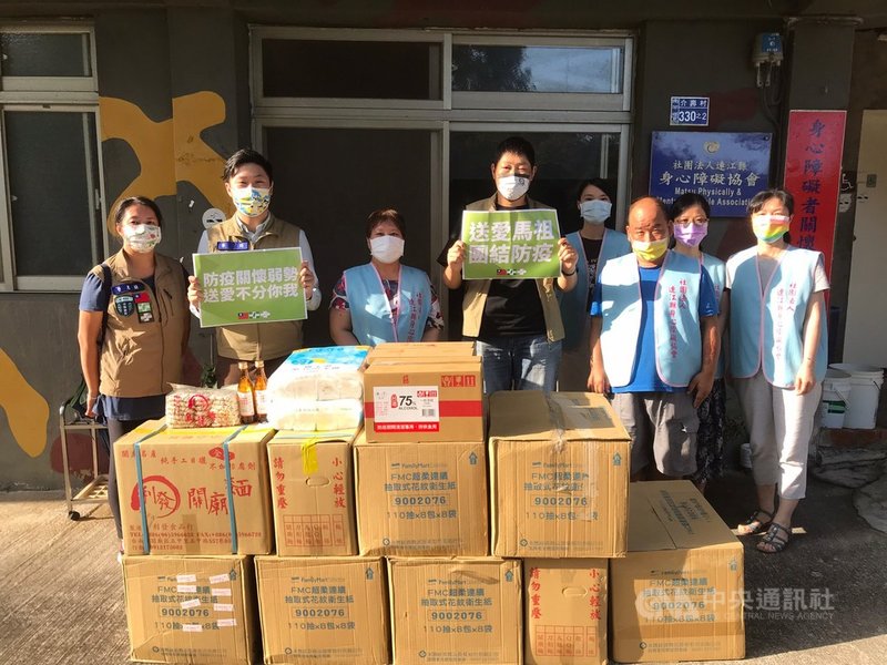 民進黨連江縣黨部秉持「送愛馬祖,團結防疫」的精神關懷弱勢家庭,捐贈防疫及民生物資給連江縣身心障礙協會,黨部主委李問(左2)也表達關心。(連江縣民進黨黨部提供)中央社記者邱筠馬祖傳真 110年7月22日