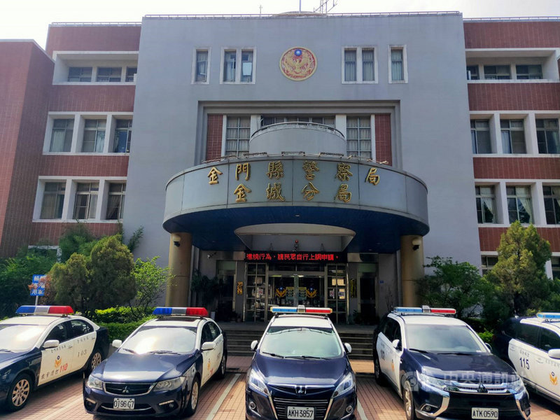 金門一名媽媽抱著女兒散步時,不慎遺失女兒心愛的獨角獸安撫方巾,金城分局3名員警獲報後,反覆調閱監視器終於找回方巾,小女童見心愛的「獨角獸」失而復得也破涕為笑。(金門縣警察局提供)中央社記者黃慧敏傳真 110年7月22日