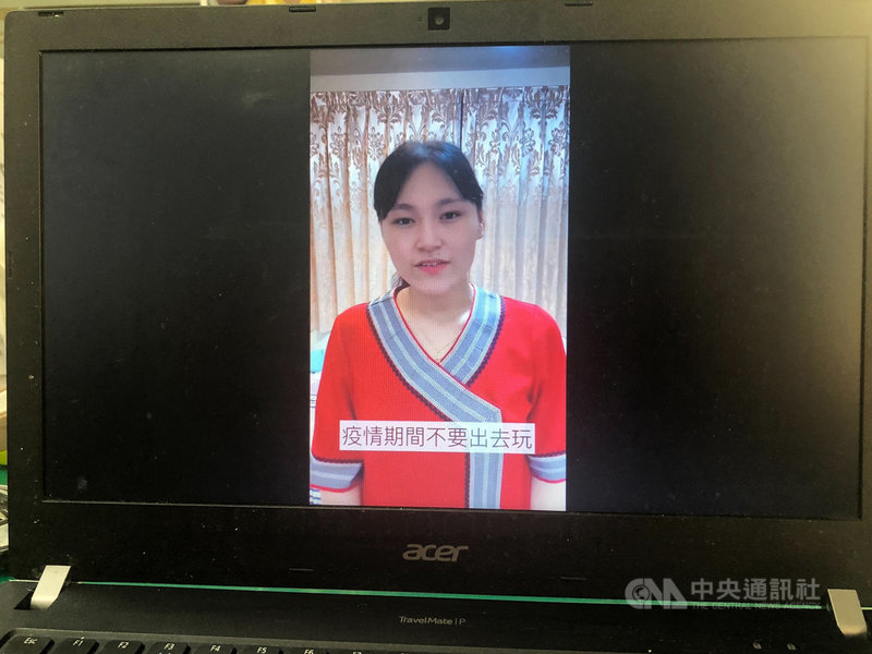 COVID-19疫情期間,弘光科技大學原住民學生為提醒部落居民防疫重要性,各自用排灣族、阿美族等各族語錄製防疫影片,達悟族學生甘嘉恩也穿著傳統族服錄影。中央社記者趙麗妍攝 110年7月22日