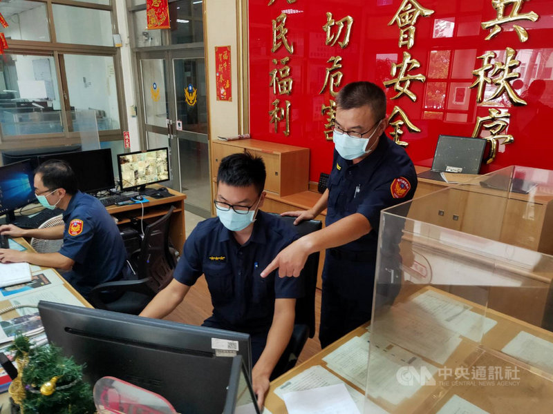 金門縣警察局22日表示,一名媽媽抱著女兒散步時,女兒心愛的獨角獸安撫方巾不慎遺失。金城分局3名員警獲報後,反覆調閱監視器終於找回,讓女童破涕為笑。(金門縣警察局提供)中央社記者黃慧敏傳真 110年7月22日