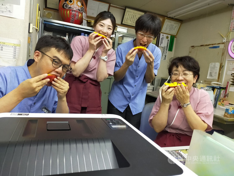 受COVID-19疫情影響,台南國際芒果節今年首度停辦,但日本群馬縣和其他城市仍力挺台南芒果,訂購1040箱芒果表達支持。圖為日本民眾開心享用台南芒果。(台南市政府提供)中央社記者張榮祥台南傳真 110年7月22日