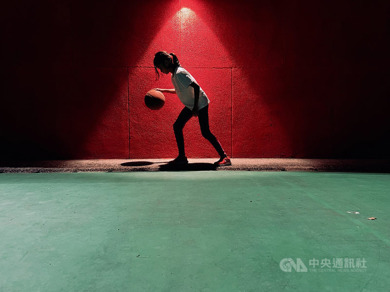 2021年iPhone Photography Awards(IPPA)攝影獎22日公布得獎名單,第一次投稿就獲獎的森爸是來自台灣的使用者經驗設計師,以iPhone 12 Pro拍下8歲女兒打籃球的樣子,在人物組獲得佳作。(蘋果公司提供)中央社記者吳家豪傳真 110年7月22日